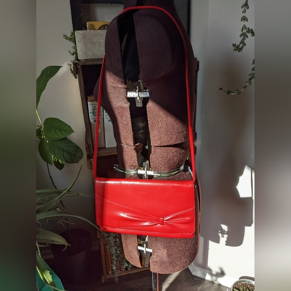 Cute‎ Red vinyl shoulder purse with bow detail on flap - Picture 1 of 5